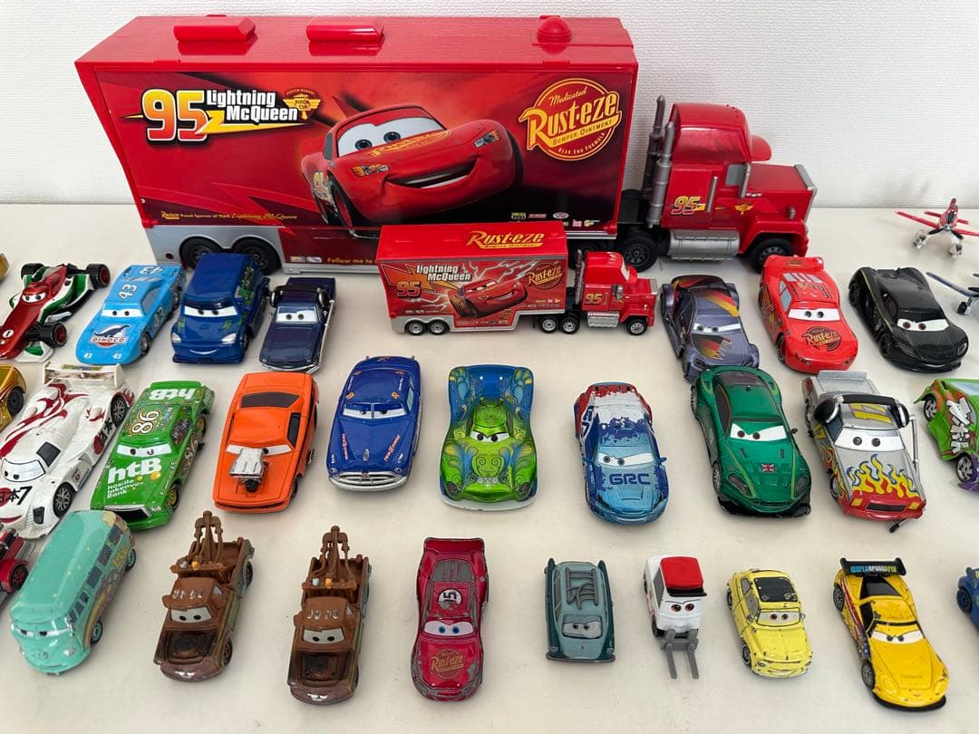 Disney カーズ　トレーラーとミニカーセット