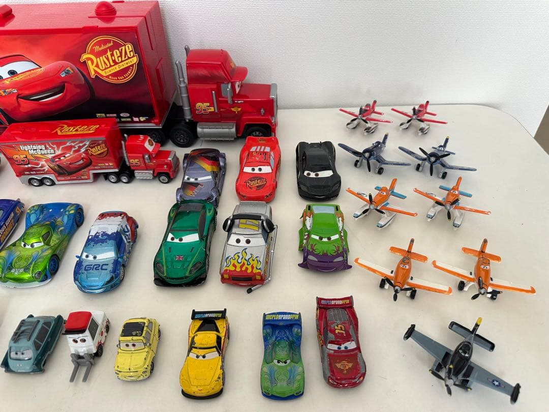 Disney カーズ　トレーラーとミニカーセット
