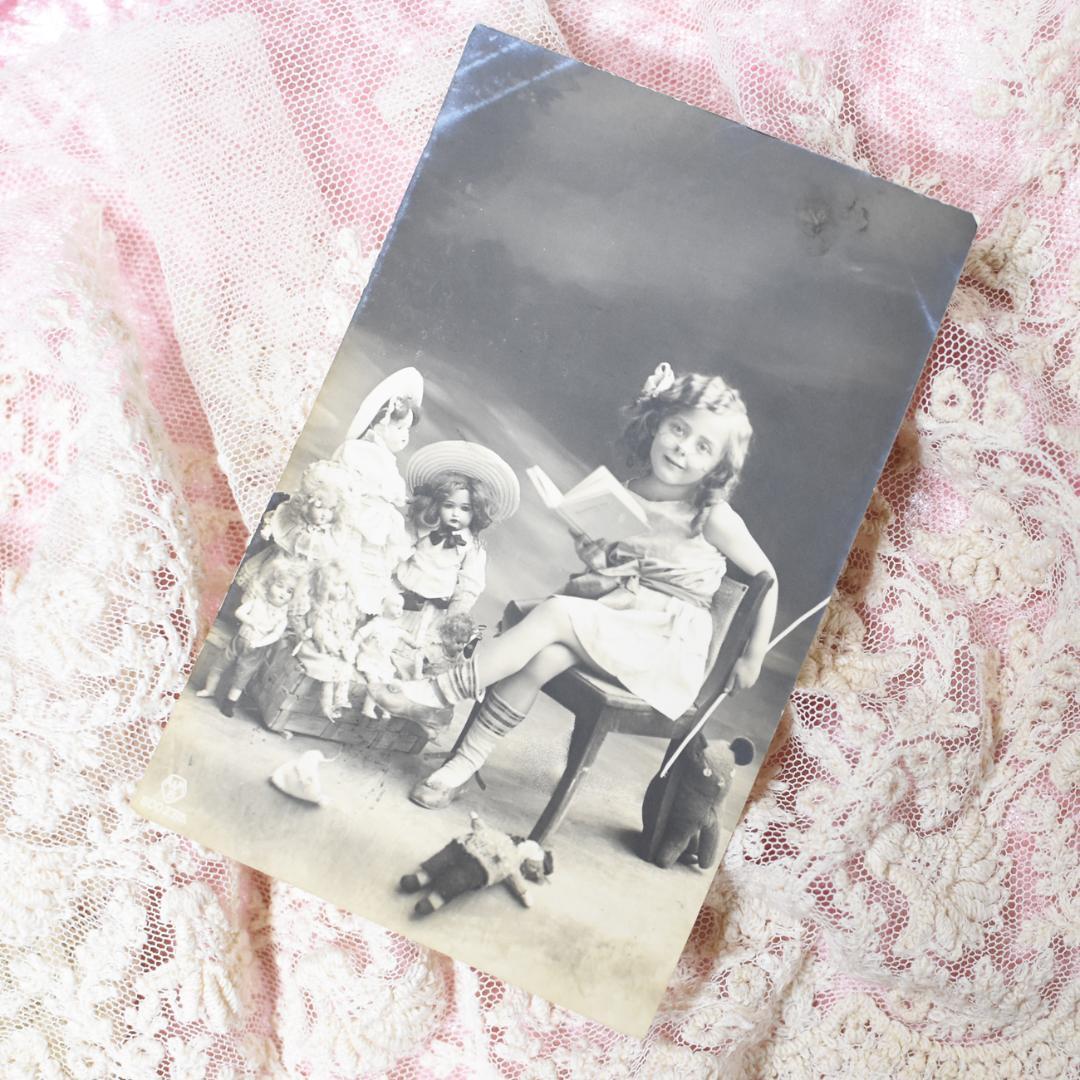 *アンティークポストカード　お人形に読み聞かせをする可愛い少女