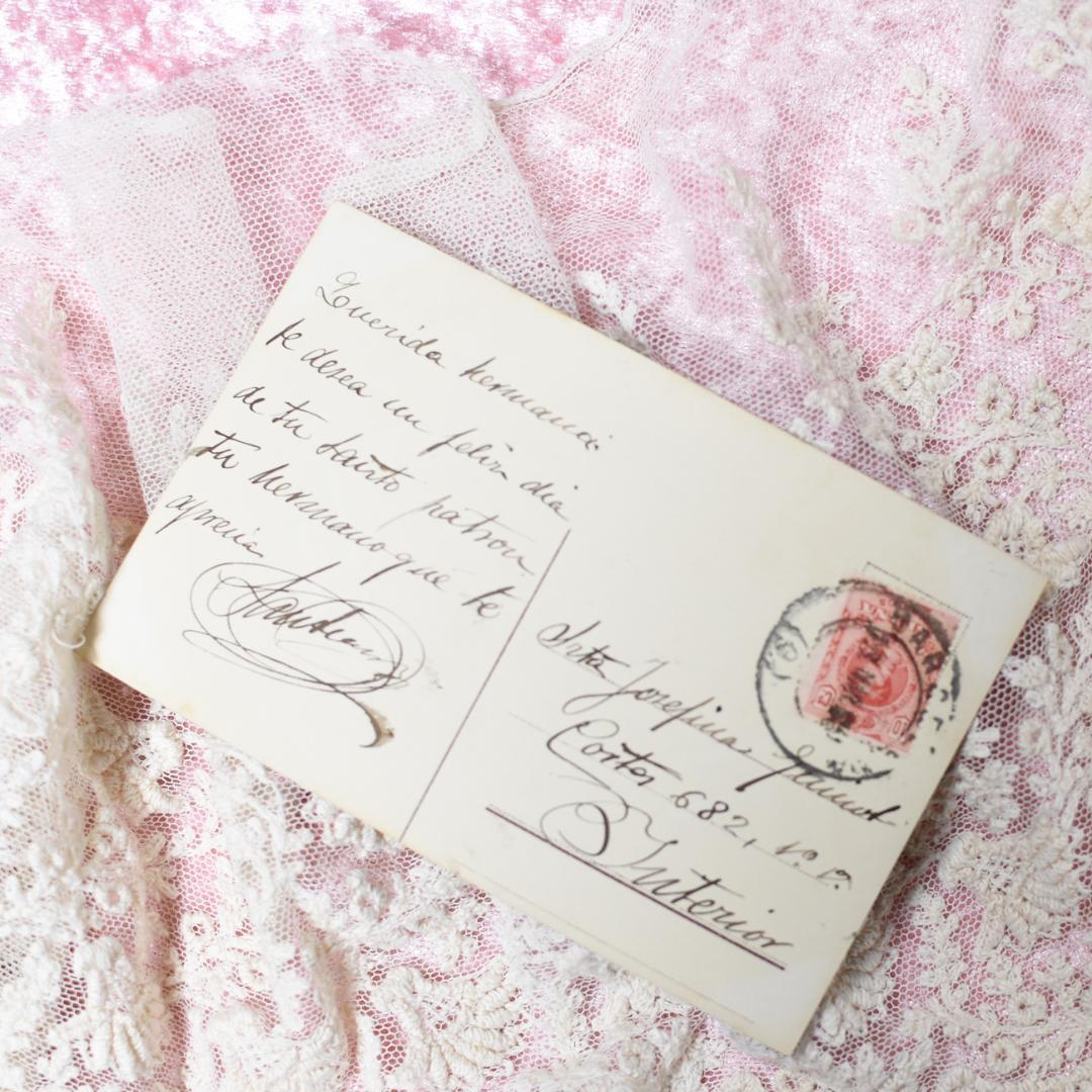 *アンティークポストカード　お人形に読み聞かせをする可愛い少女