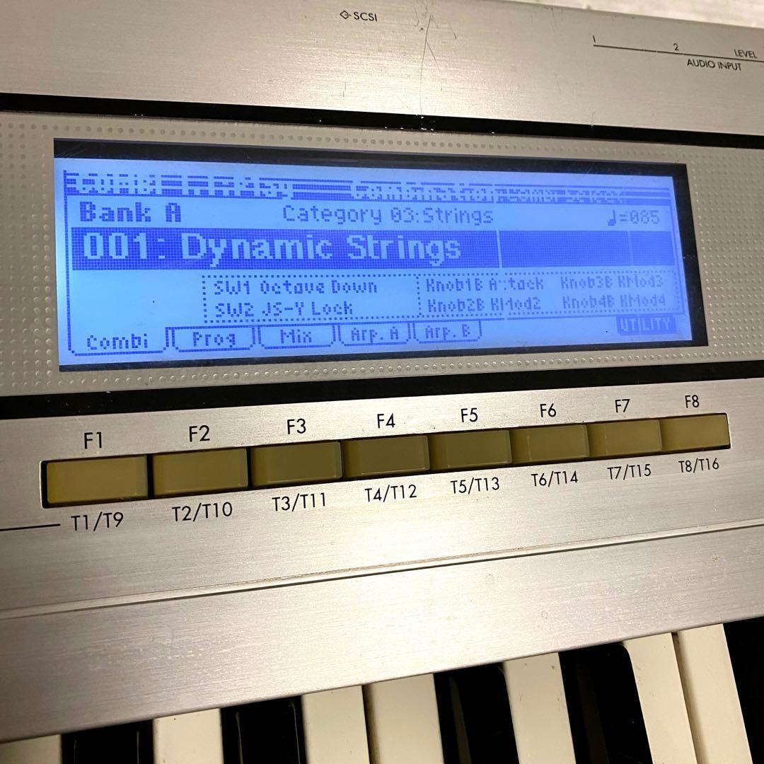 KORG コルグ TRITON LE61 シンセサイザー　②