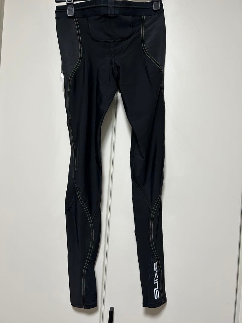 SKINS ブラック タイツ 新品タグ付き　Ｍサイズ