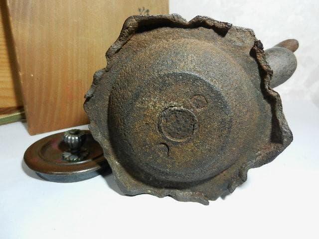 破れ尾垂型六角鉄瓶　銘『胴「仁左エ門」／銅蓋裏「晴寿造」』（７５０㏄、１．３㎏）