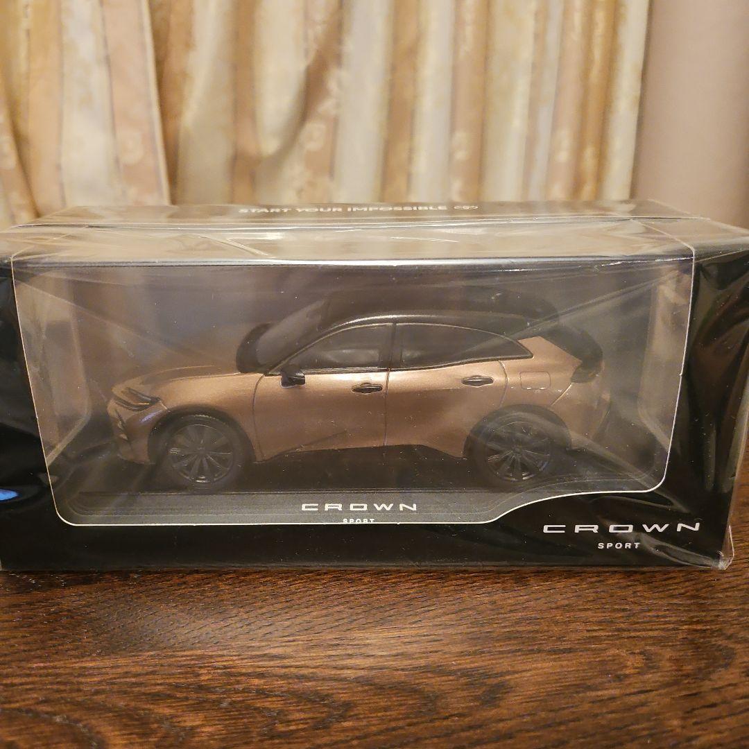 トヨタ CROWN SPORT 1/30ミニカー ブラック✕プレシャスブロンズ