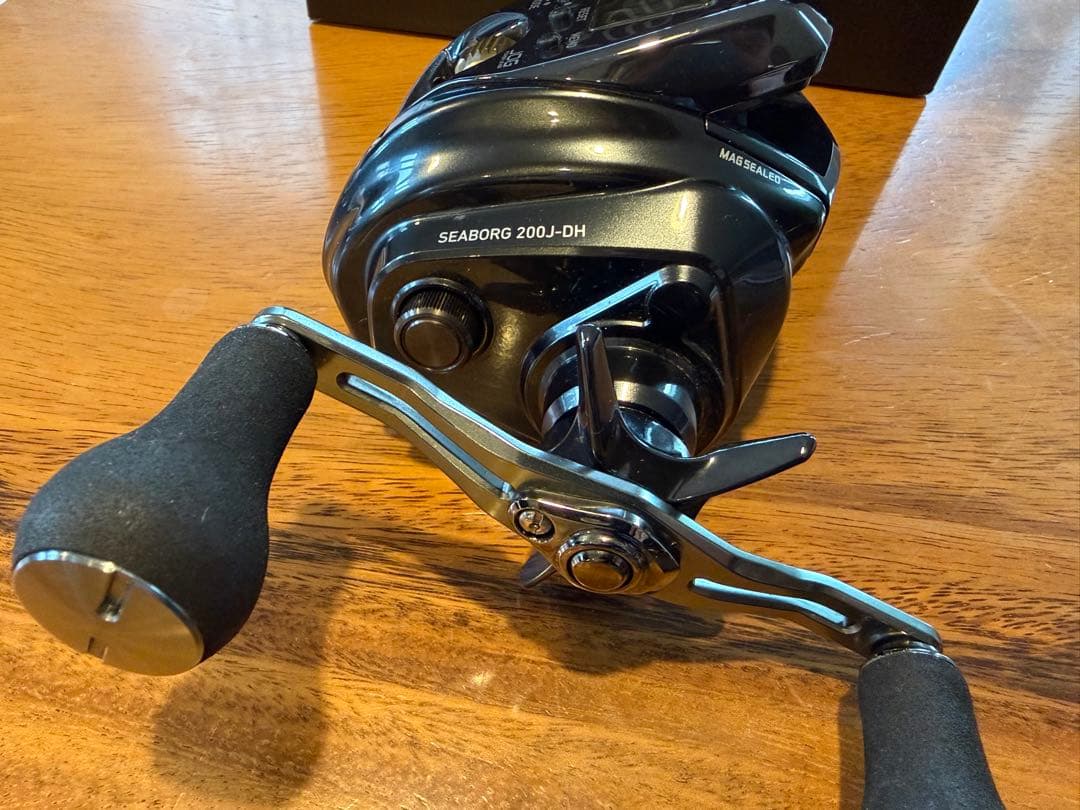 ① 【お値下げ中】Daiwa ダイワ SEABORG 200J-DH 電動リール