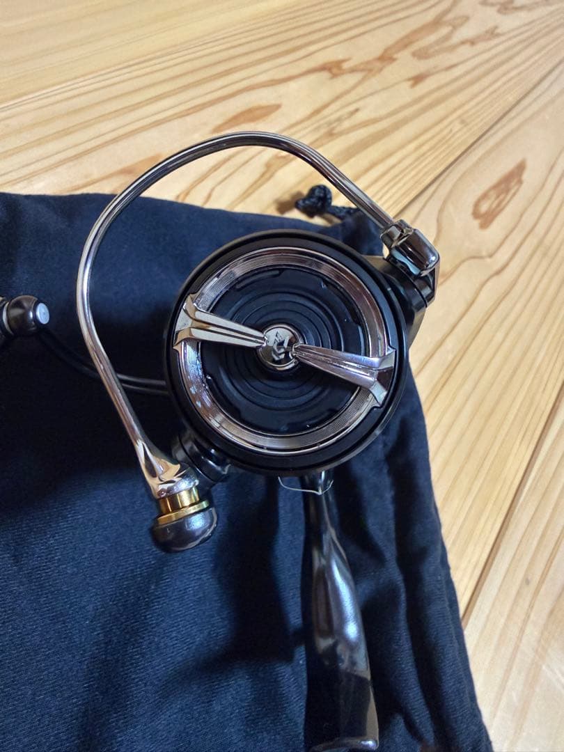 21エメラルダスAIR LT2500-XH スピニングリール