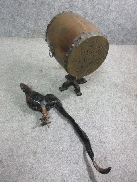 鉄製太鼓に尾長鶏置物 [B24963]