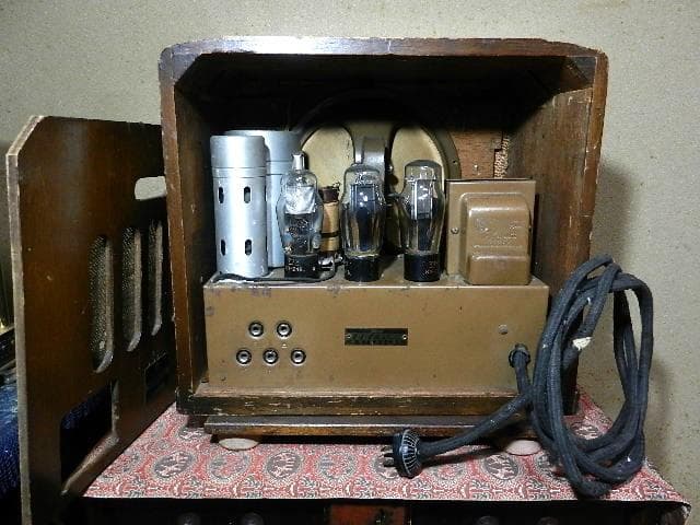 松下無線（株）製昭和レトロなミゼット型真空管ラジオＫ－３０（下の架台は商品外）