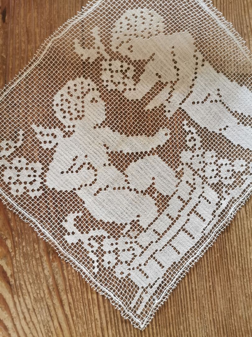 アンティークフランス 手編みリネンフィレレースパネル 天使の葡萄酒ワイン作り