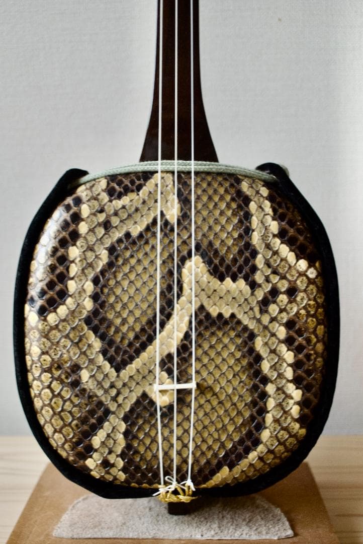 三線 本皮１枚張り（表） 黒檀棹 ハードケース付　送料込み　三味線　沖縄