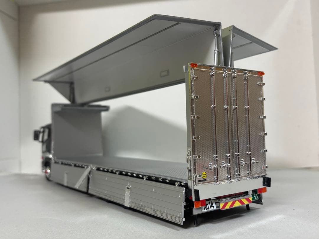 1/32 デコトラプラモデル スーパーグレート 4軸低床冷凍ウイング