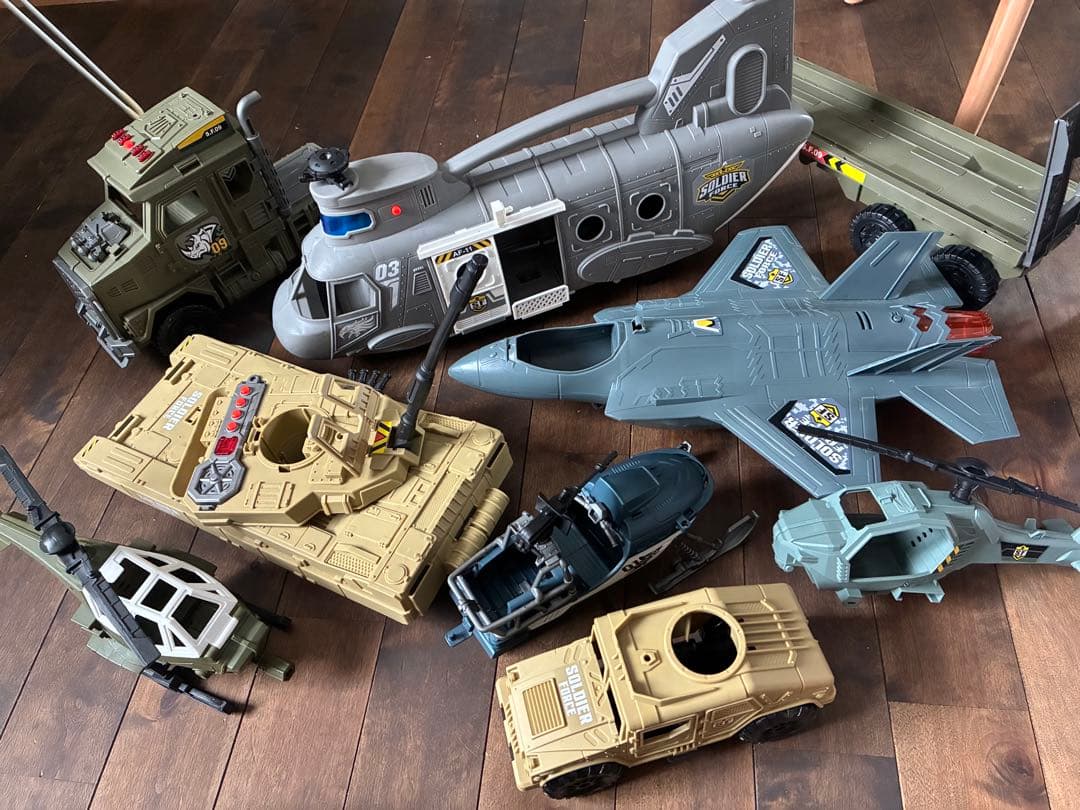 ソルジャーフォース　軍用車両と航空機のセット