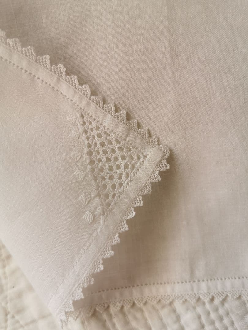 アンティーク 緻密なシュバルム白糸刺繍 繊細なトライアングルフリル ハンカチ β