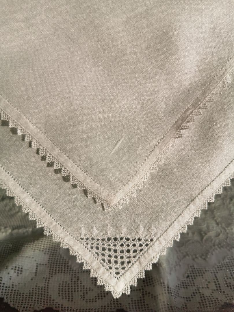 アンティーク 緻密なシュバルム白糸刺繍 繊細なトライアングルフリル ハンカチ β