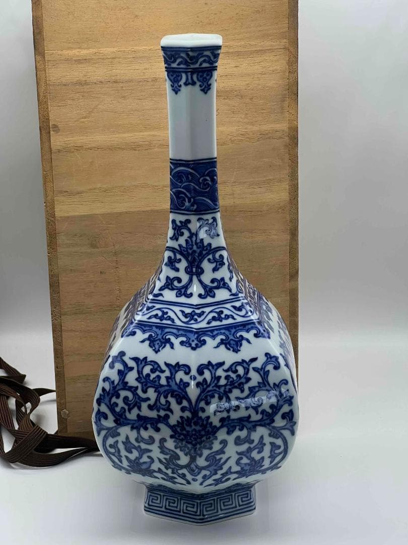 清乾隆時代　【大清乾隆年製】在銘　青花 染付花卉唐草文六方長頸瓶(B-75)