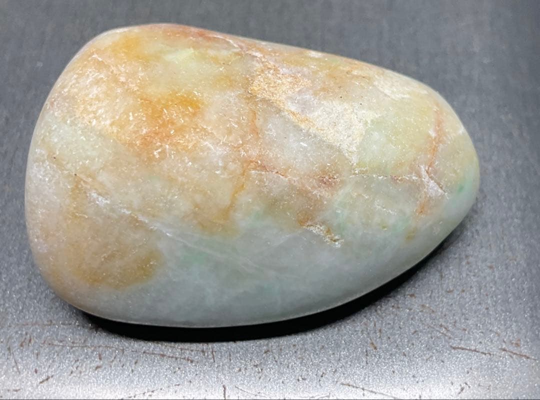 ［薄緑色に茶色い海焼け］　糸魚川翡翠海石38g ヒスイ　ひすい