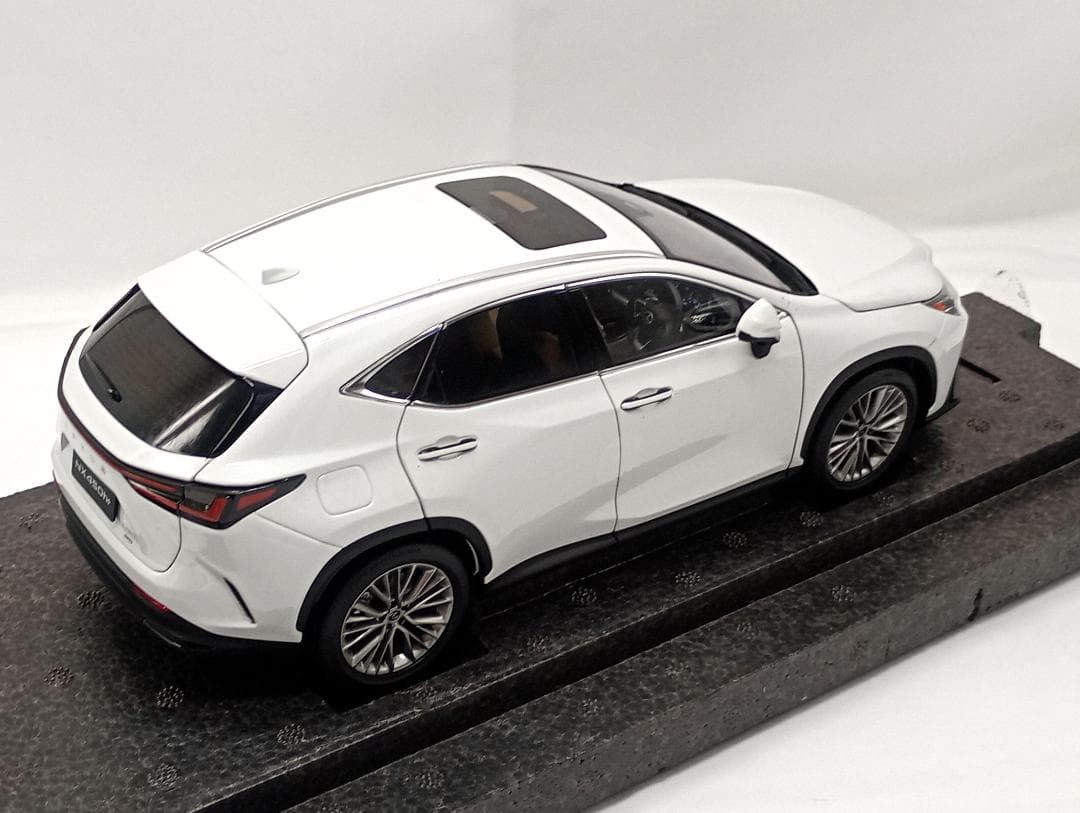 京商 1/18 レクサス NX450h 2022 (ソニッククォーツ)