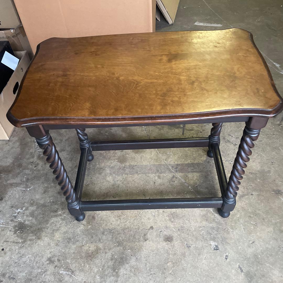 イギリスのアンティーク家具　ツイストレッグのオケージョナルテーブル