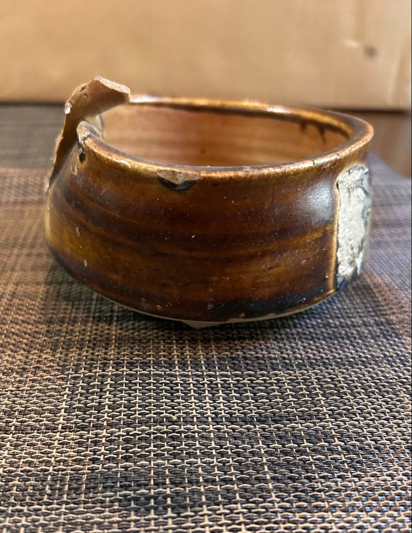 希少　桃山　掘の手（発掘品）菊花紋　織部　三つ足　香炉　飴釉（卯の花釉）