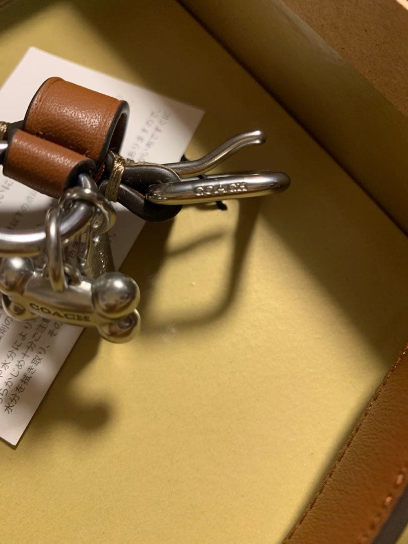 COACH 骨型チャーム付きレザー首輪