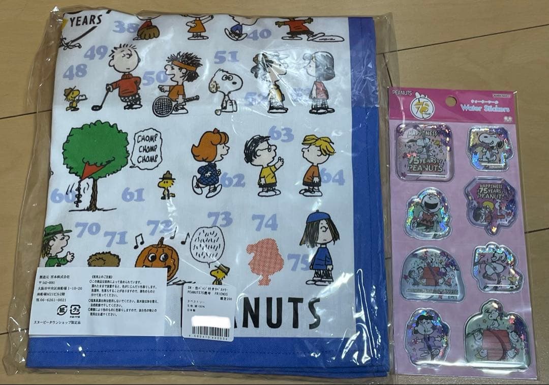 スヌーピータウン　PEANUTS 75周年　缶バッジ付きタペストリー　限定品