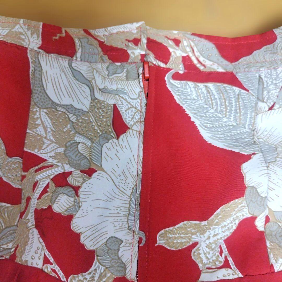 赤といぶし金の花柄ファルダ