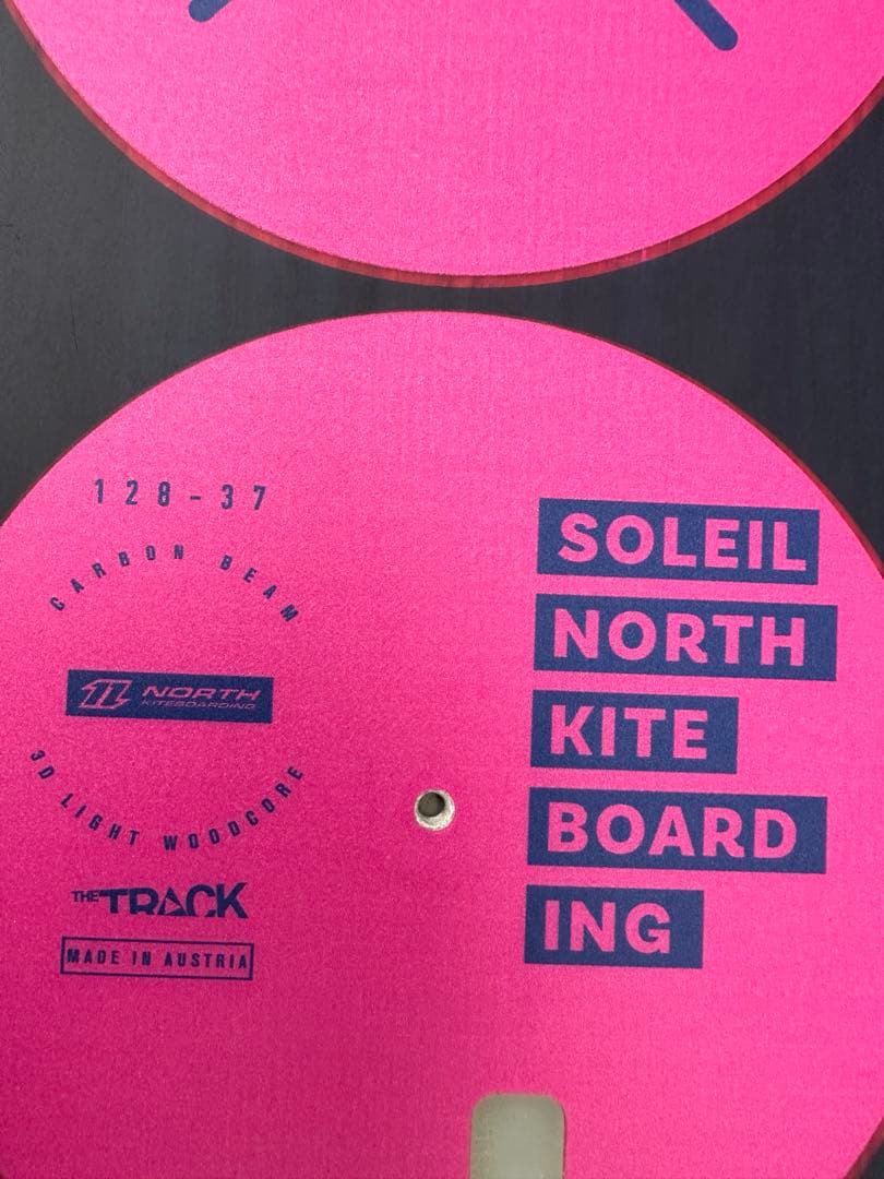 ノースカイトのカイトボード とデュオトーンのストラップ