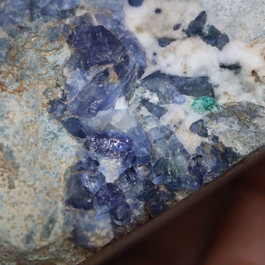 大きい！ベニトアイト ベニト石 271g BN282 鉱物 天然石 原石