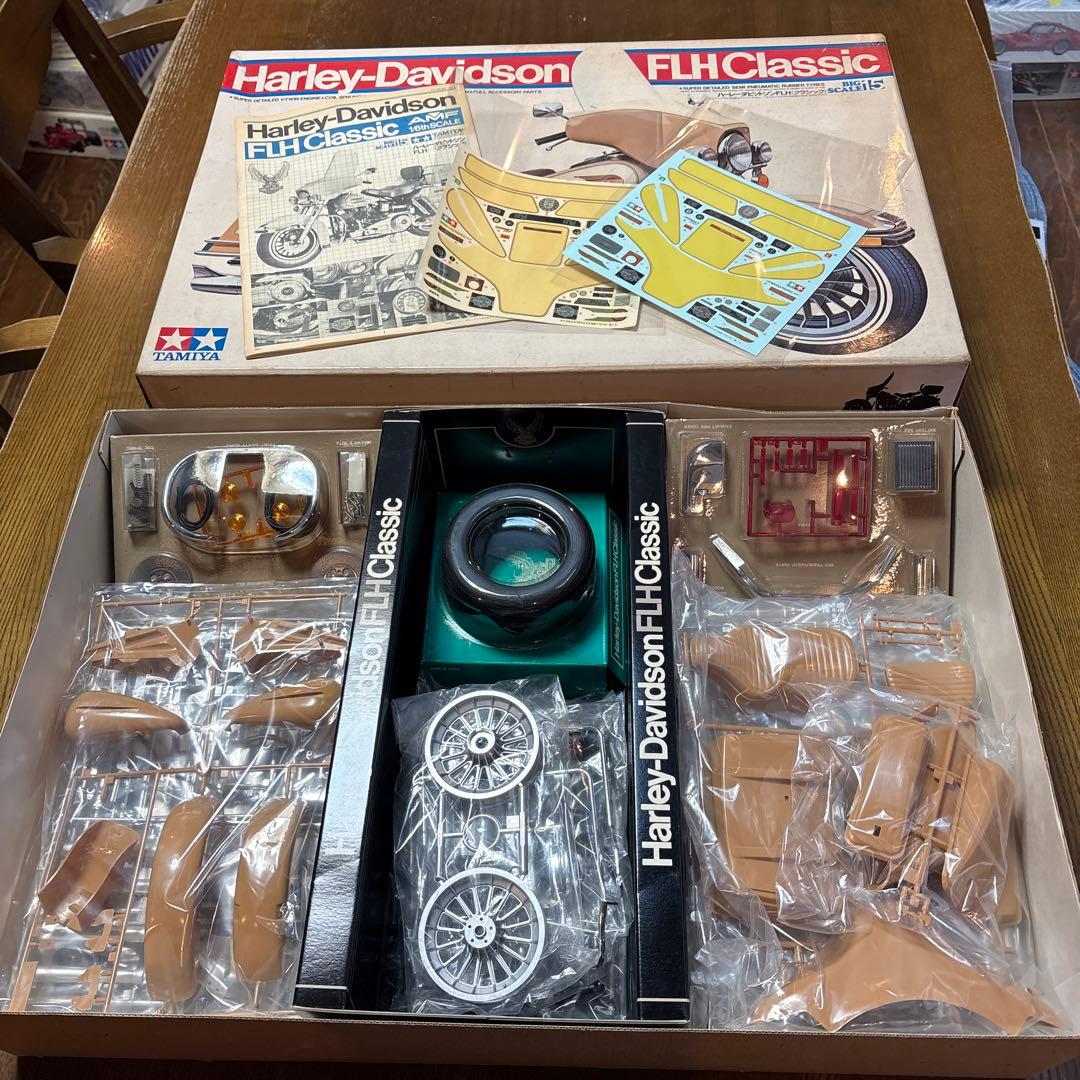 タミヤ　オートバイ　プラモデル　1/6 ハーレー　FLH クラシック　おまけ付
