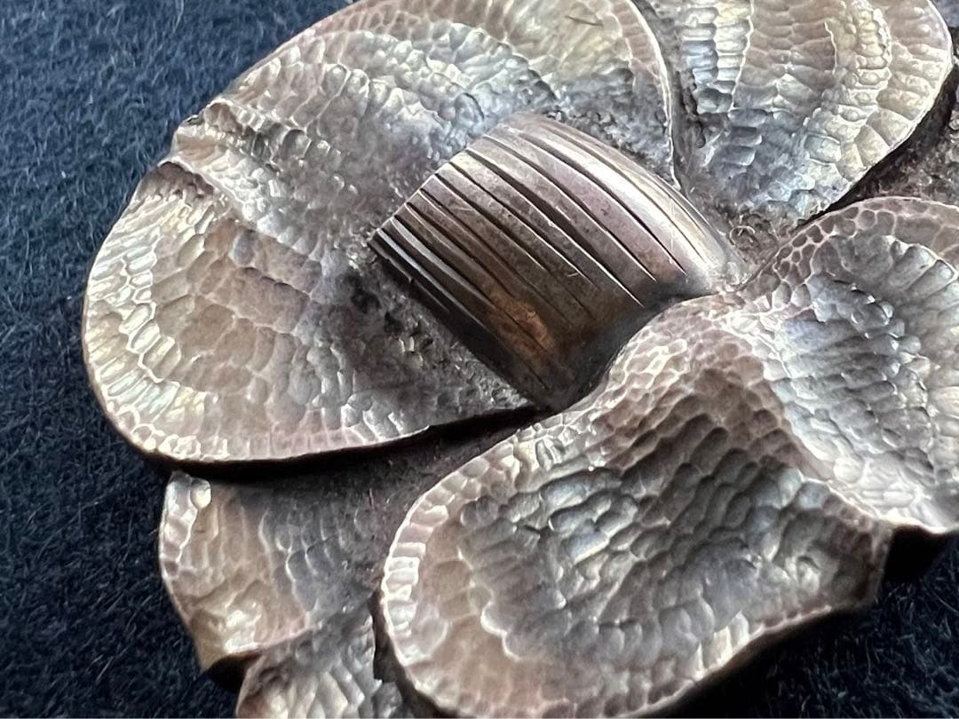 寿勝作　銀製牡丹図帯留　裏/四分一金銀象嵌　約42g