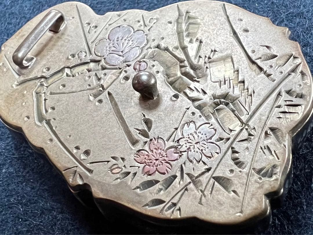 寿勝作　銀製牡丹図帯留　裏/四分一金銀象嵌　約42g