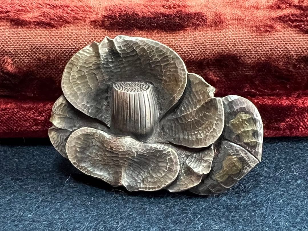 寿勝作　銀製牡丹図帯留　裏/四分一金銀象嵌　約42g