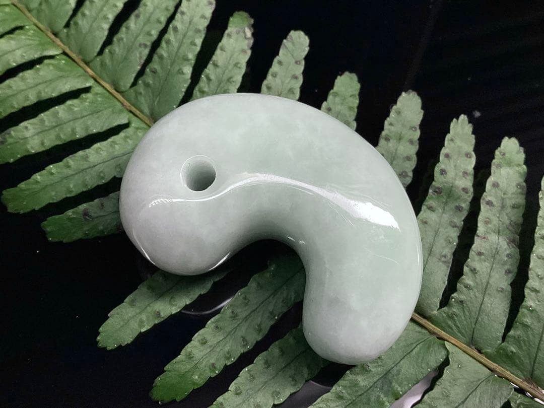 ✳特大　極上勾玉の一言です‼️親方おすすめ　糸魚川翡翠勾玉ジェダイト　鑑定機関書付