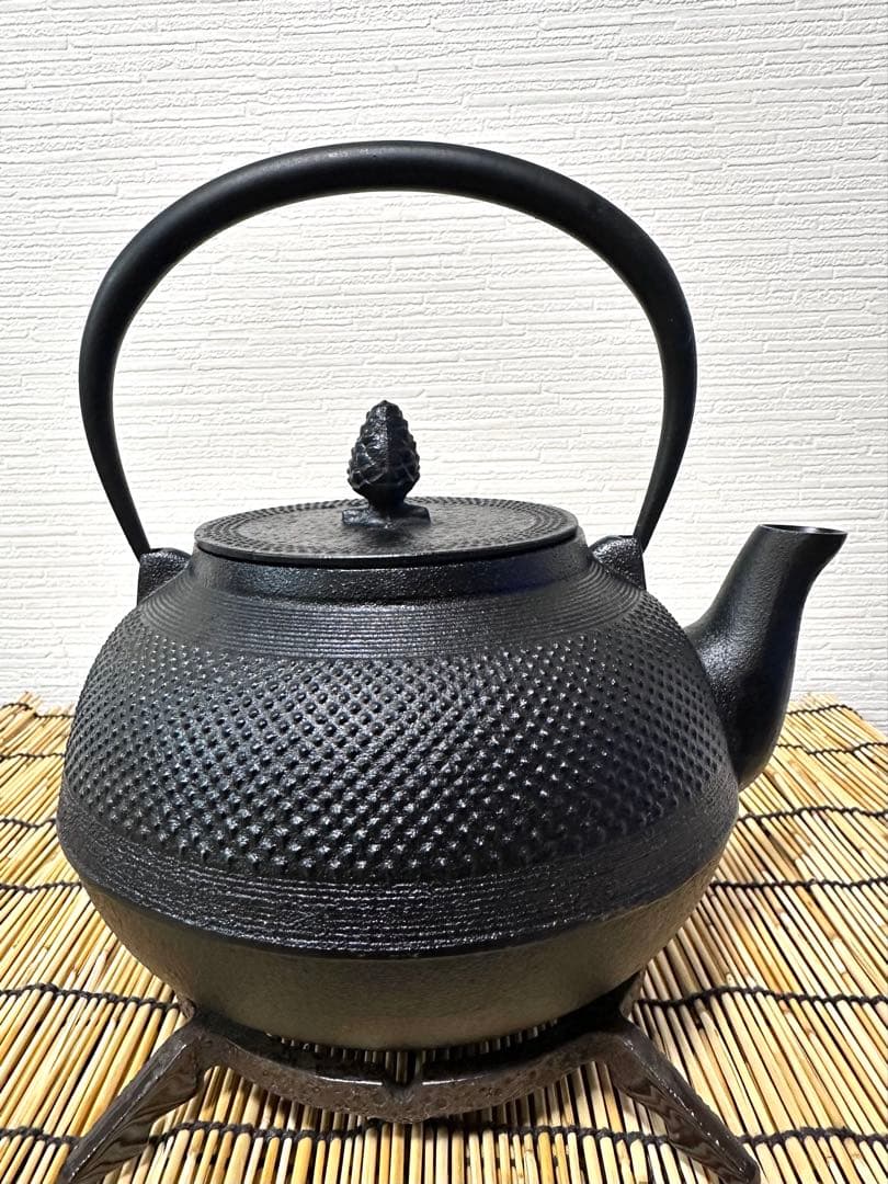 未使用品、供箱等付属品付　南部霞銘　南部池永造　２０型筋目アラレ　南部鉄瓶