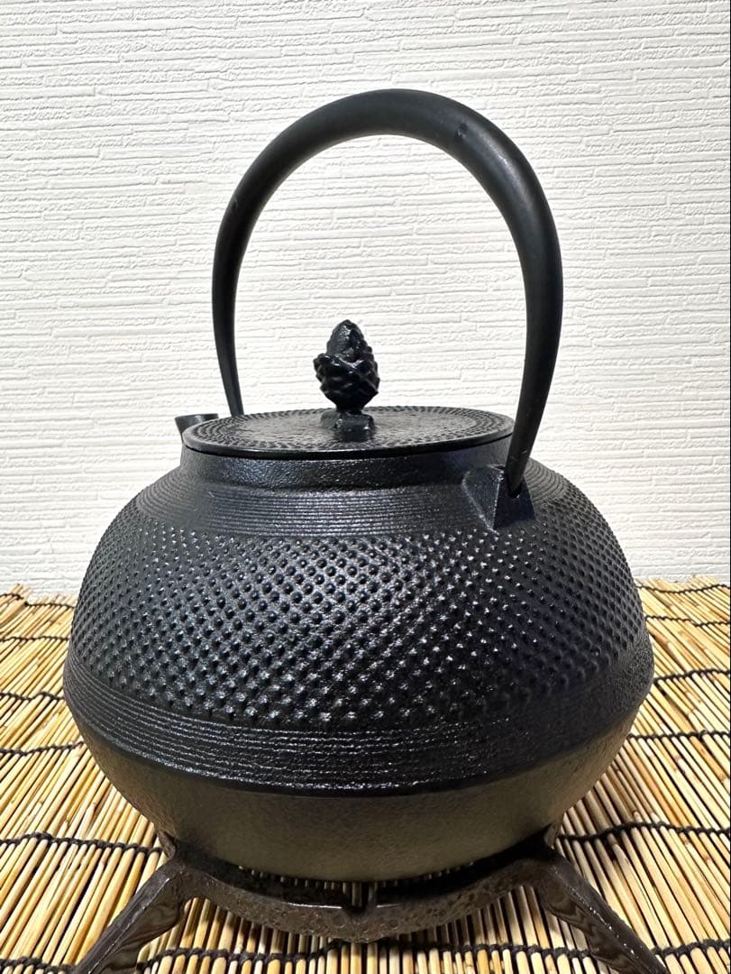 未使用品、供箱等付属品付　南部霞銘　南部池永造　２０型筋目アラレ　南部鉄瓶