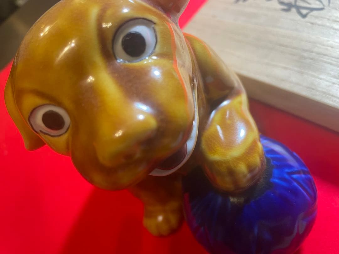 朝蔵五十吉　九谷焼陶器 犬 置物 青い玉付き 木箱付き