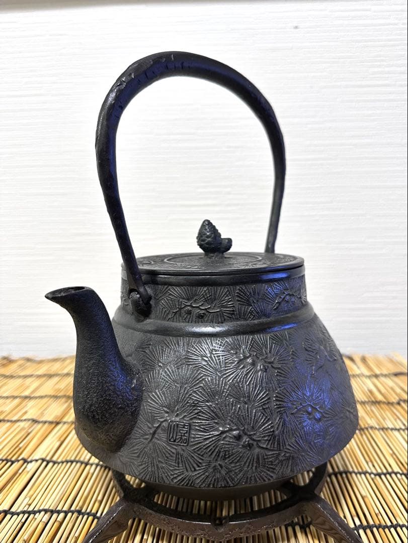 未使用品、木箱付　横倉嘉山造　１５型末紋様　 鉄瓶 南部鉄瓶 南部鉄器　鉄瓶