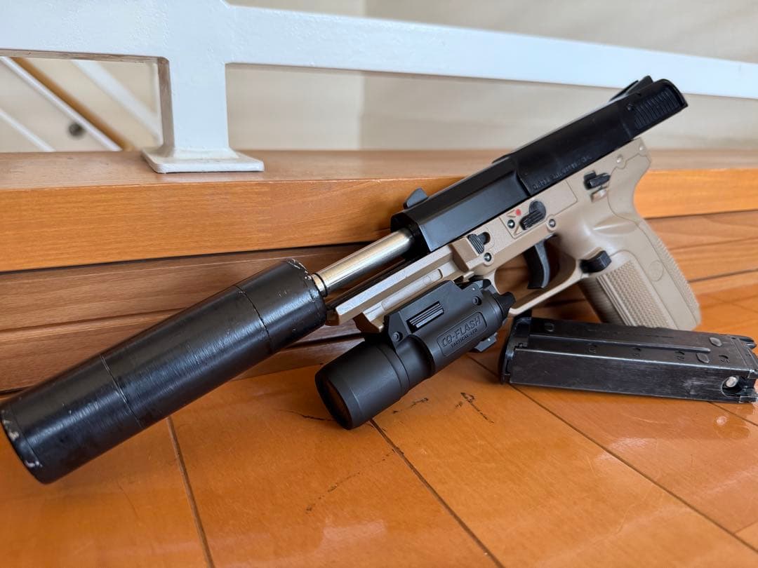 東京マルイ ファイブセブン カスタム品 ガスガン サプレッサー ライト付き
