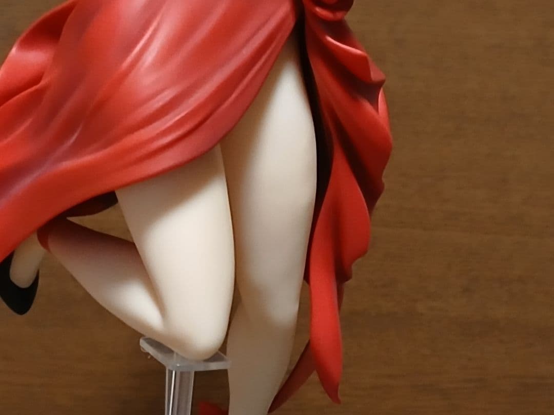 GOD EATEA アリサ 赤いドレス