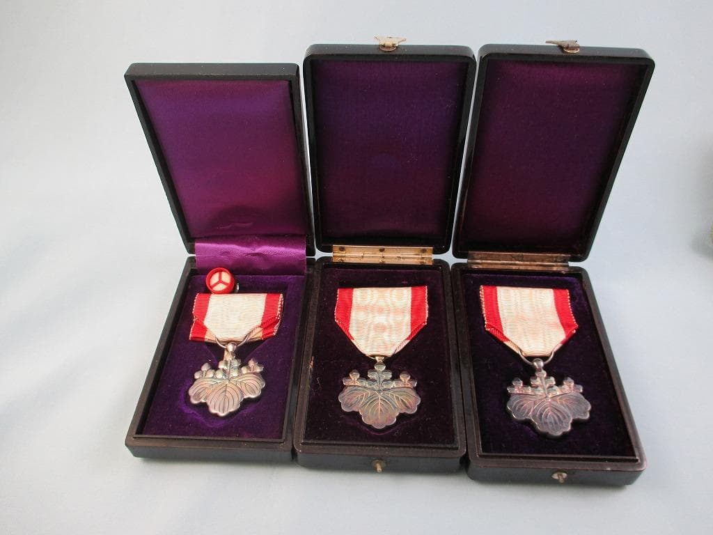 全九点　志那事変従軍記章　勲八等白色桐葉章　軍事遺族記章　赤十字社　勲記　盃