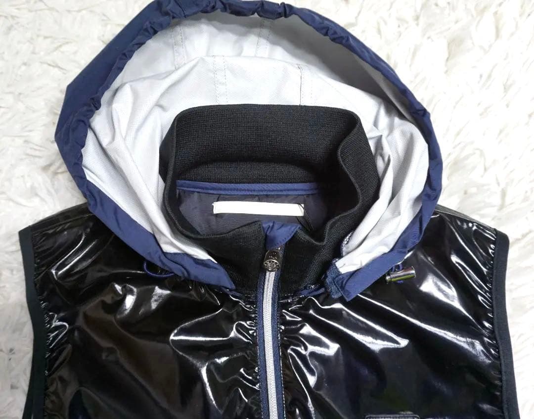 マーク＆ロナ　Triangle Squareナイロンベスト　フード脱着可