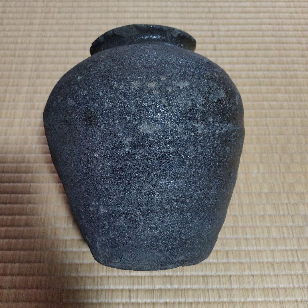 壺（鎌倉時代初期、発掘品）　黒い陶器の壺 約15cm　（破片以外は入手不可能）