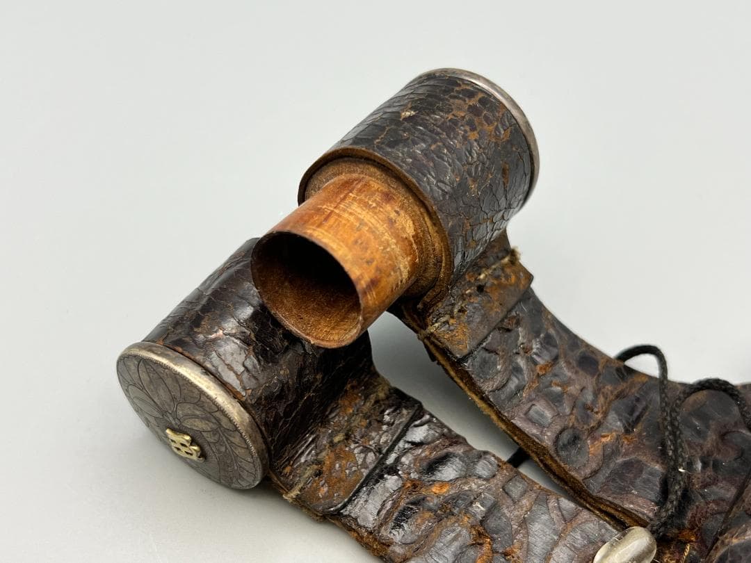 希少　早道　薬入　龍虎武士図　金銀象嵌　手彫　大金具　煙草　墨入れ　江戸明治期