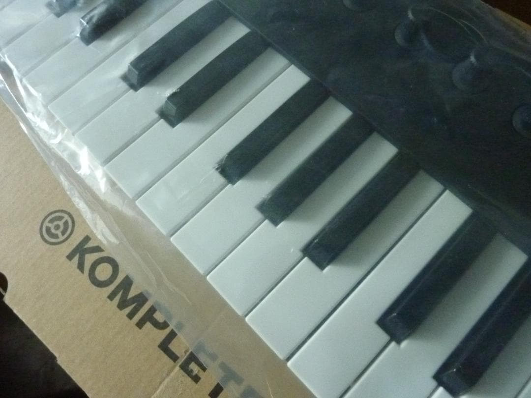 中古　KOMPLETE　KONTROL　M32 　　　rivin