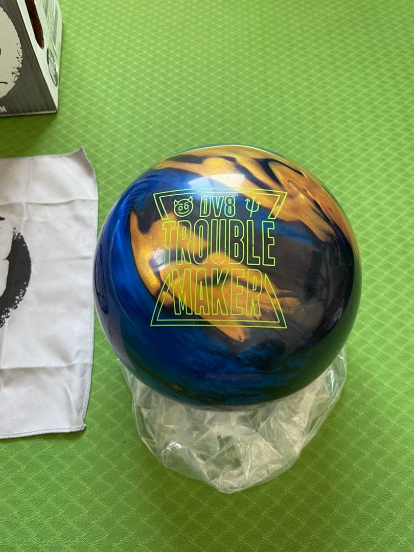 DV8 TROUBLE MAKER PEARL ボウリングボール