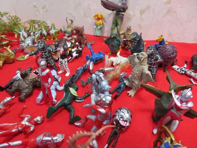 ア*ア様 8ee1411 大量!! ウルトラマン ソフビ フィギュア 75体以上