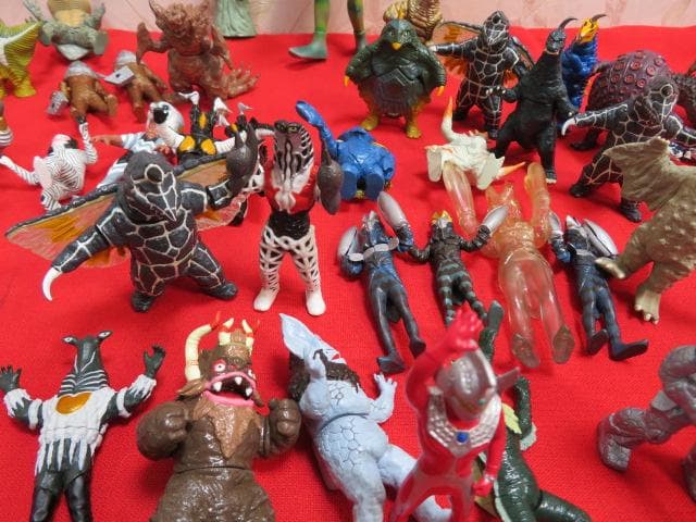ア*ア様 8ee1411 大量!! ウルトラマン ソフビ フィギュア 75体以上