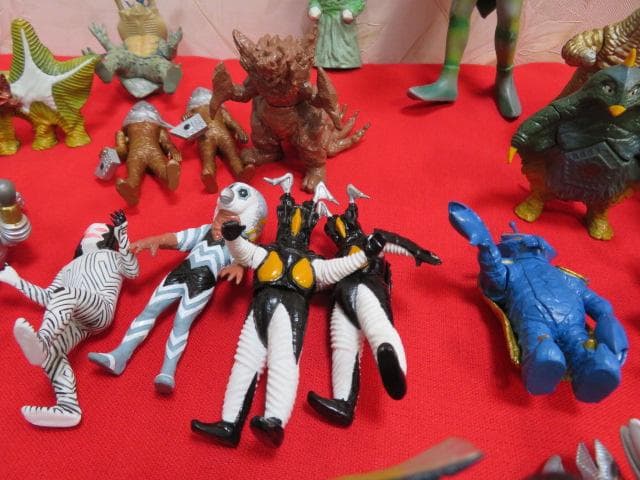 ア*ア様 8ee1411 大量!! ウルトラマン ソフビ フィギュア 75体以上