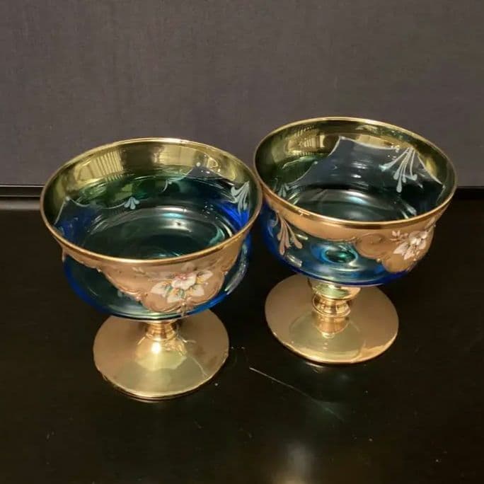 ベネチアングラス　金色とブルーのエレガントなデザインの手描き花柄グラス　①②