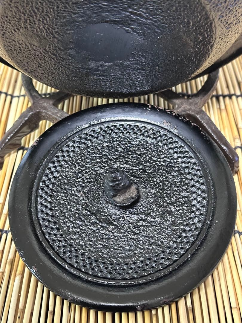 未使用品　成龍堂鋳造所 日本伝統工芸士 及川　齋（齋峰)造２２型アラレ　南部鉄瓶